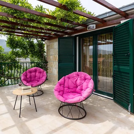 Josip Near , Private Pool אומיס