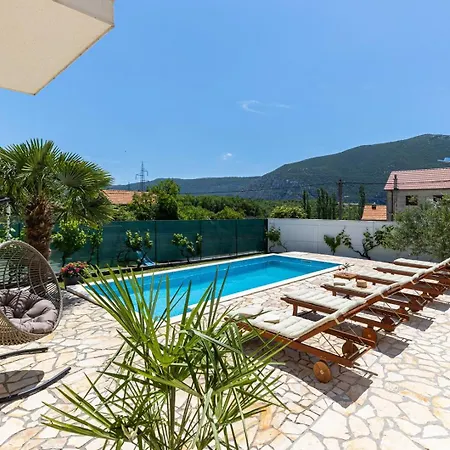 Josip Near , Private Pool וילה