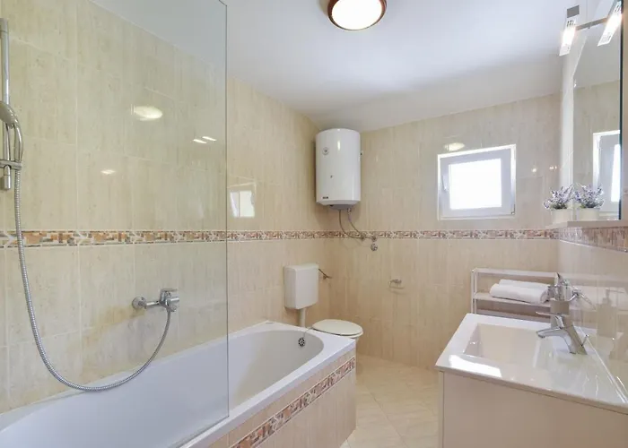 Josip Near , Private Pool וילה אומיס