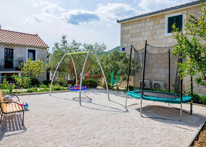 Josip Near , Private Pool וילה