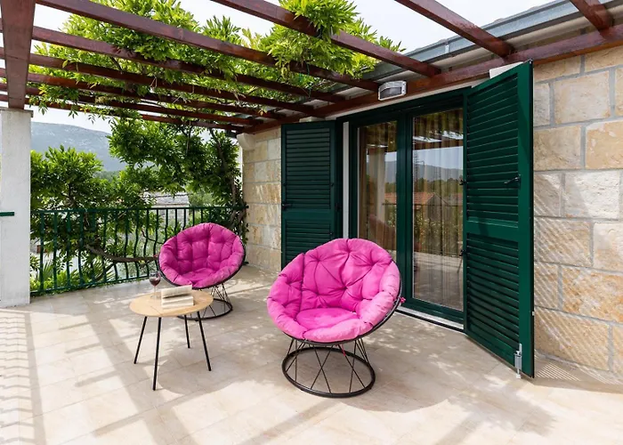 Josip Near , Private Pool אומיס