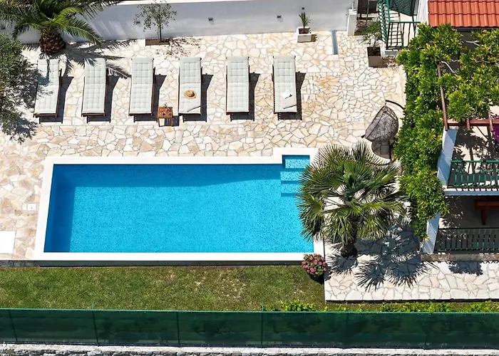 Josip Near , Private Pool