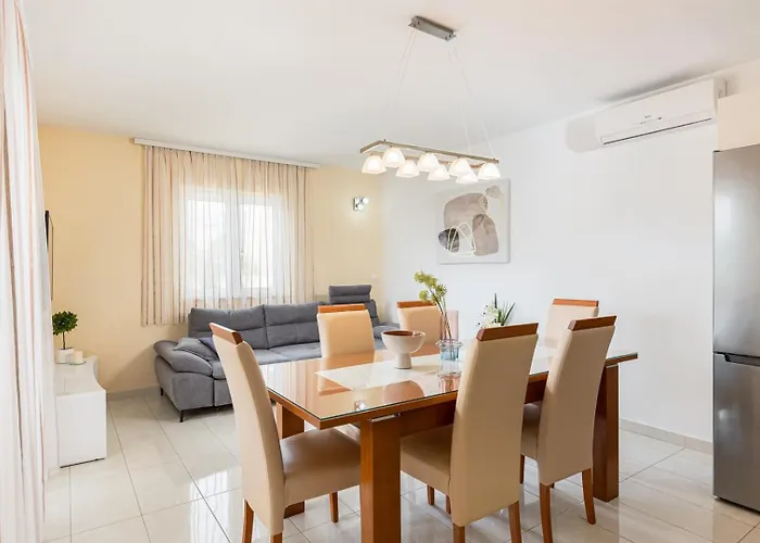 Josip Near , Private Pool וילה אומיס