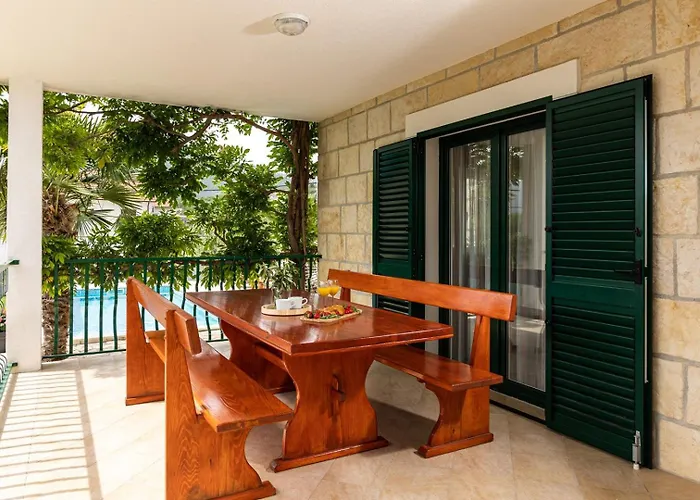 Josip Near , Private Pool * אומיס