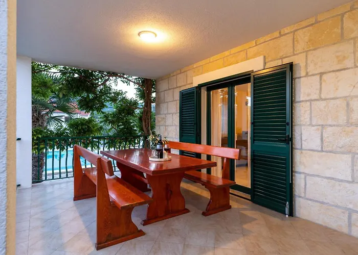 Josip Near , Private Pool וילה אומיס