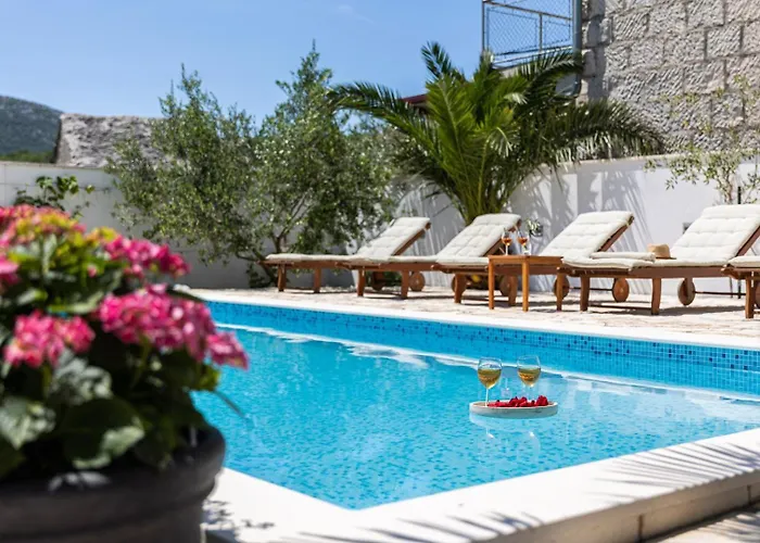 Josip Near , Private Pool * אומיס